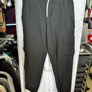 1068 Vuori Men's Dark Gray Cargo Pants sz med. Unisex nwot